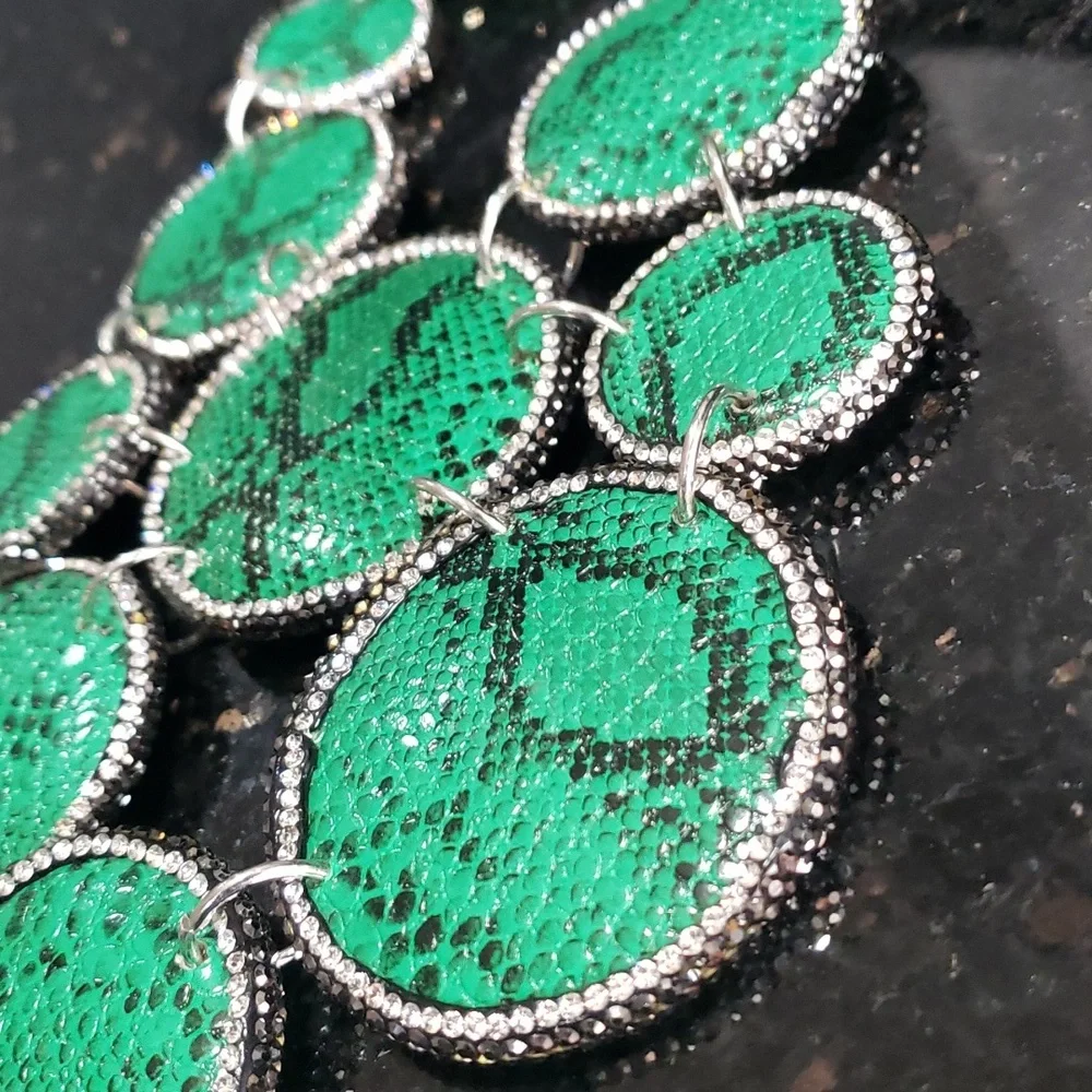 Sassy Jones Tizani Bib Green and Ring - Picture 7 of 7